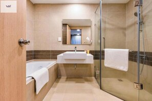Shower, hydromassage showerhead, free toiletries, hair dryer - Landmark 81 Skyline VIP (Ho Chi Minh City)