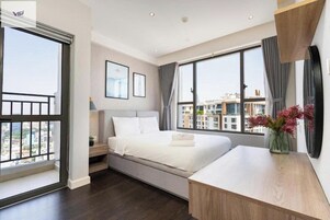 Leilighet – panorama, 2 soverom, terrasse, byutsikt | Sengetøy av topp kvalitet, individuelt dekorert og individuelt innredet