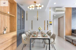 ลักซ์ชัวรี่อพาร์ทเมนท์, 3 ห้องนอน, ลานระเบียง, วิวเมือง | บริการอาหารในห้องพัก