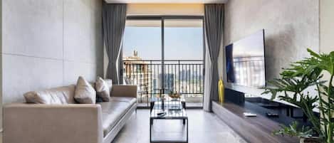 Panorama appartement, 2 slaapkamers, patio, uitzicht op stad | Woonruimte | Een smart-tv, een tafeltennistafel, boeken en een muziekbibliotheek