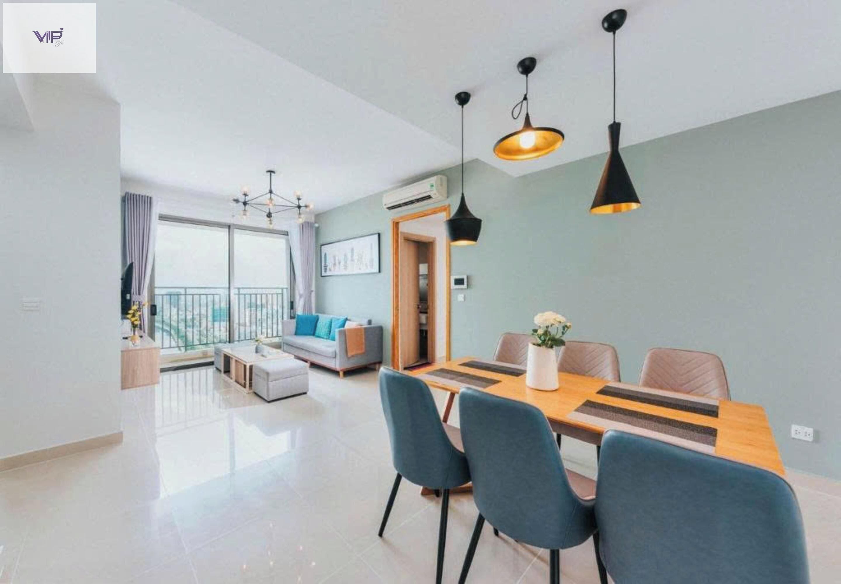 Ein modernes Wohnzimmer mit Essbereich, großen Fenstern und einem Balkon.