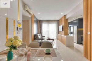 Luxury-Apartment, 3 Schlafzimmer, Terrasse, Stadtblick | Essbereich im Zimmer