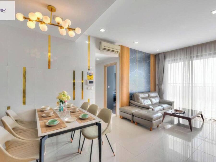 Una sala de estar moderna con comedor, que incluye un juego de sofá, una mesa de centro de vidrio y un candelabro.