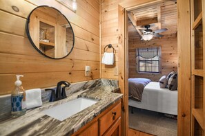 3 Schlafzimmer, Schreibtisch, Bügeleisen/Bügelbrett, Reisekinderbett