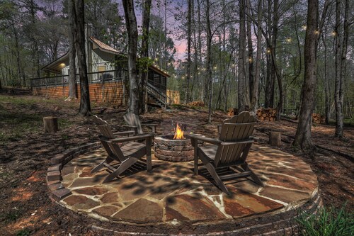 Creekfront Cabin ★ Hot Tub ★ Firepit ★ 3BR/2BA ★ Sleeps 7 ★ Fiber WiFi