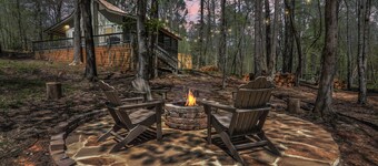 Creekfront Cabin ★ Hot Tub ★ Firepit ★ 3BR/2BA ★ Sleeps 7 ★ Fiber WiFi