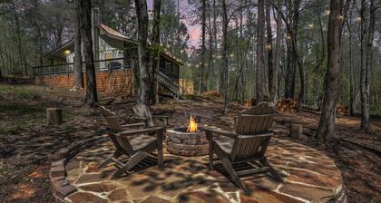 Creekfront Cabin ★ Hot Tub ★ Firepit ★ 3BR/2BA ★ Sleeps 7 ★ Fiber WiFi