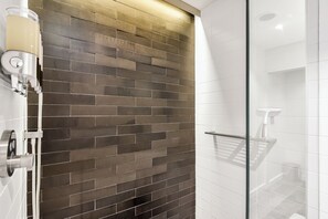 Een douche, een haardroger, handdoeken
