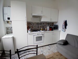 Een koelkast, een microgolfoven, een oven, een kookplaat