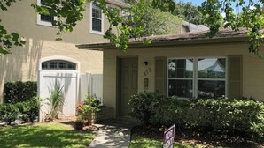 Une maison de plain-pied avec un jardin devant, une pancarte « À louer » et une boîte aux lettres.