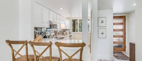 Réfrigérateur, four à micro-ondes, un four, surface de cuisson