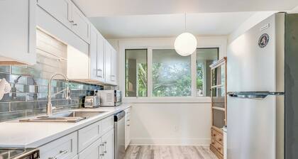 Introducing: Savannah's Iconic Post Modern, luxury condo for 6!