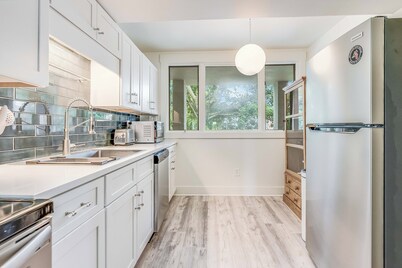 Introducing: Savannah's Iconic Post Modern, luxury condo for 6!