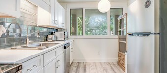 Introducing: Savannah's Iconic Post Modern, luxury condo for 6!