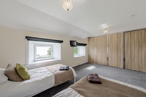 5 bedrooms, WiFi, bed sheets - Auchenlarie Farmhouse -  a house that sleeps 9 guests  in 5 bedrooms (Gatehouse of Fleet)