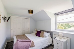 3 bedrooms, travel cot, WiFi, bed sheets - Auchenlarie Courtyard No 1 -  a cottage that sleeps 5 guests  in 3 bedrooms (Gatehouse of Fleet)