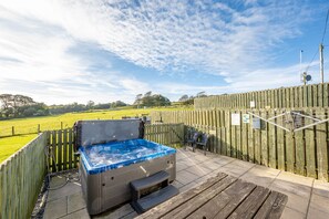 Terrace/patio - Auchenlarie Courtyard No 1 -  a cottage that sleeps 5 guests  in 3 bedrooms (Gatehouse of Fleet)