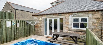 Auchenlarie Courtyard No 2 -  a cottage that sleeps 6 guests  in 4 bedrooms