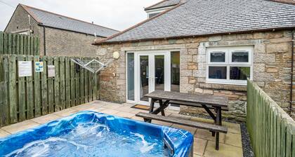 Auchenlarie Courtyard No 2 - a cottage that sleeps 6 guests in 4 bedrooms