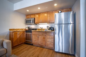 Fridge, oven, stovetop, dishwasher