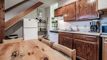 Refrigerador, microondas, cafetera y tetera y tostadora