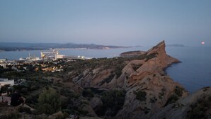 A coastal landscape with rocky terrain and a body of water. - Ground floor villa T2 air-conditioned, 45 m², with garden (La Ciotat)