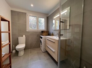 Regadera, secadora de cabello, toallas 