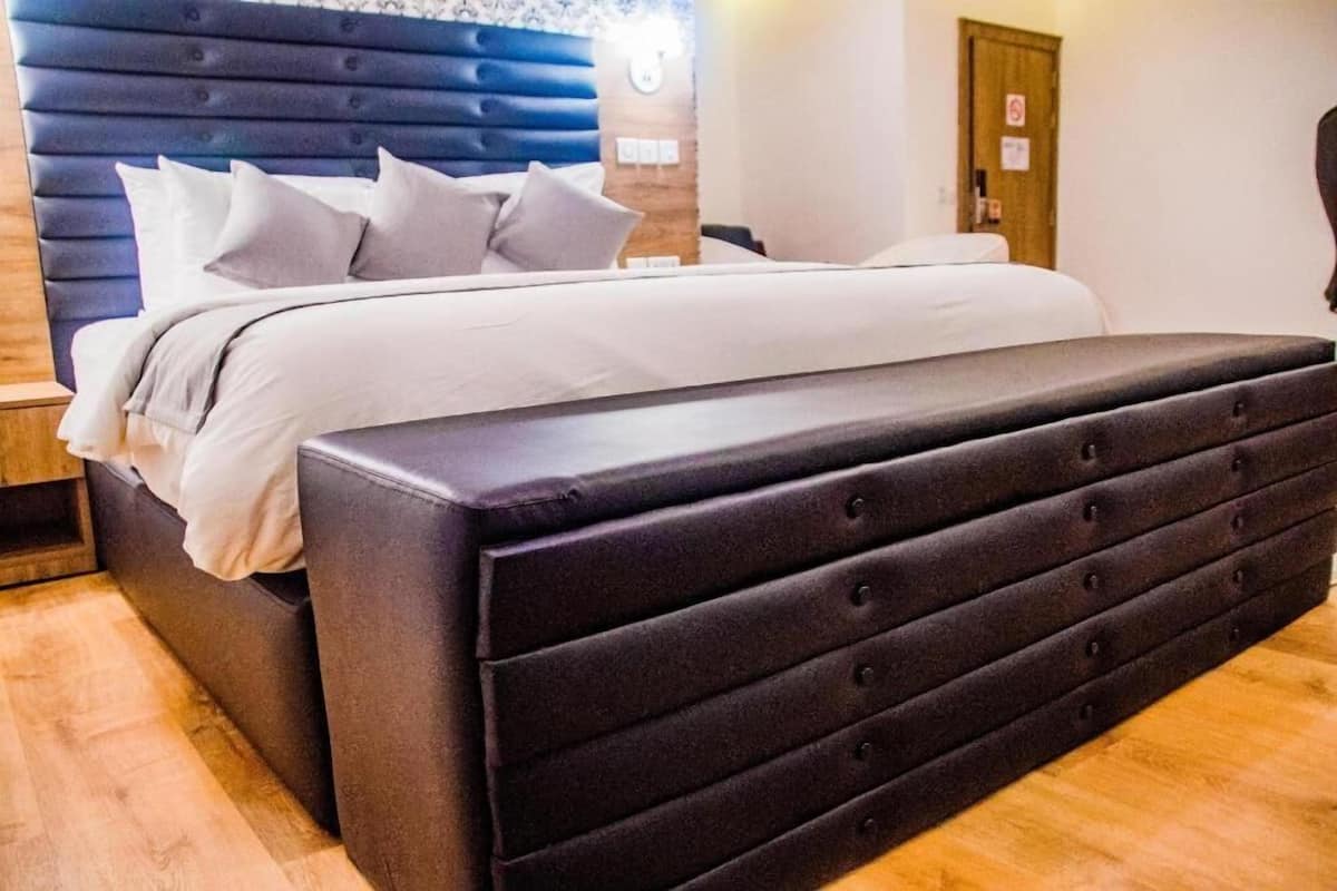 Klassieke kamer, balkon, uitzicht op stad | Een bureau, een laptopwerkplek, gratis wifi