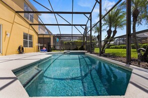Utomhuspool och uppvärmd pool
