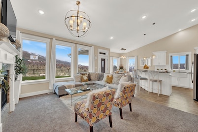 Entire Home sleeps 16, Near Ski Resorts, Private Hot tub, and Fireplace over tub