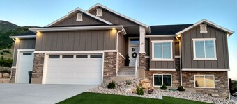 Entire Home sleeps 16, Near Ski Resorts, Private Hot tub, and Fireplace over tub