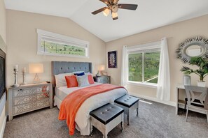 7 Schlafzimmer, Schreibtisch, Bügeleisen/Bügelbrett, Reisekinderbett