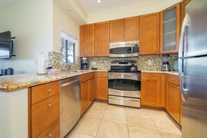 Réfrigérateur, micro-ondes, plaque de cuisson, lave-vaisselle