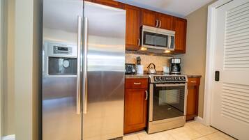 Fridge, microwave, stovetop, dishwasher
