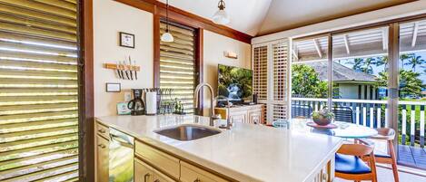 Een koelkast, een oven, een kookplaat, een vaatwasser