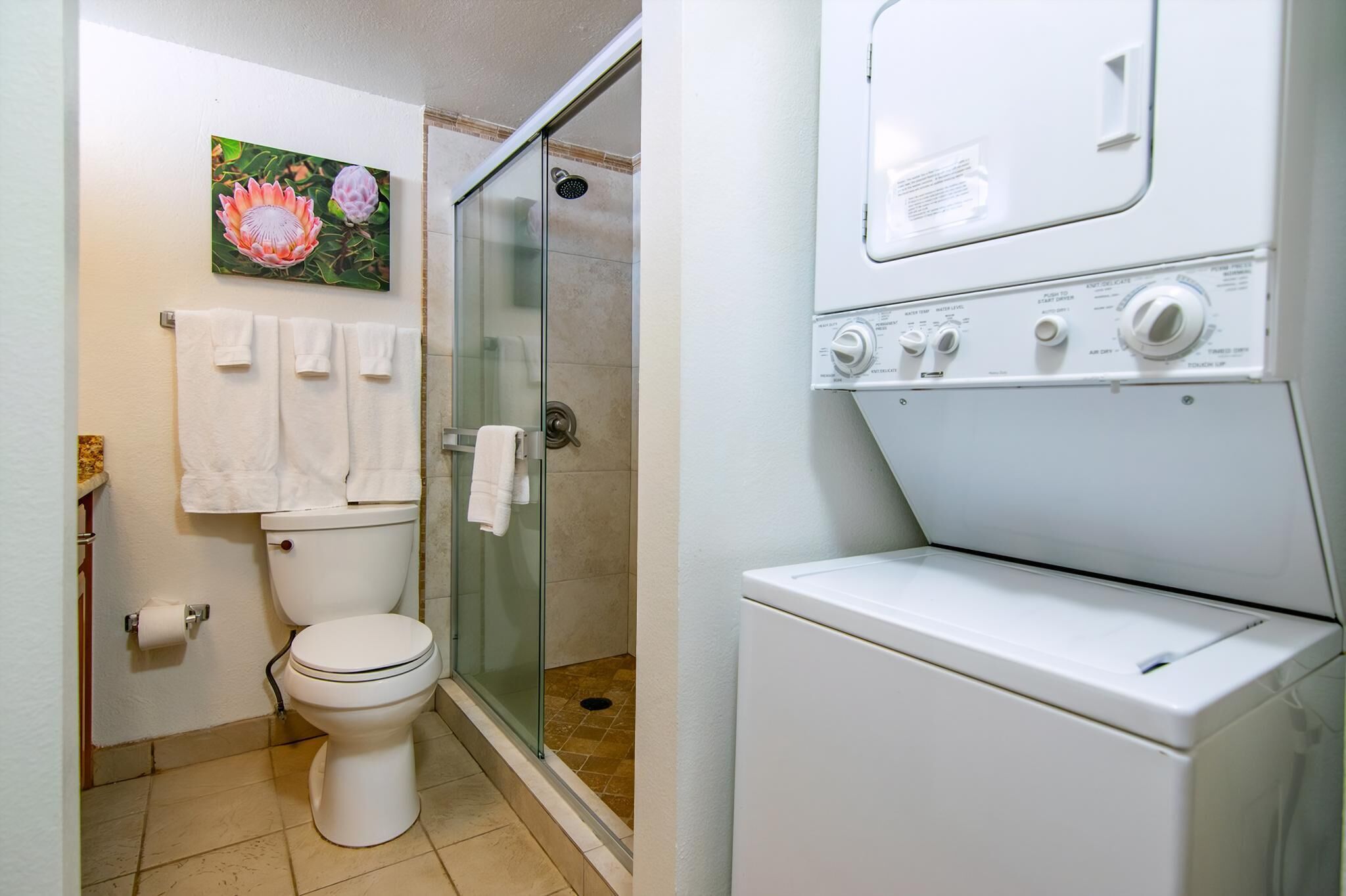 Sèche-cheveux, serviettes fournies, savon, shampoing