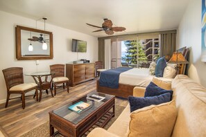 Caja de seguridad en la habitación y tabla de planchar con plancha