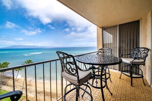 Outdoor dining - Royal Kahana Maui 1012 Oceanfront 1 Bedroom (Lahaina)