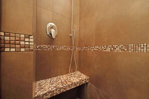 Dusche, Haartrockner, Bidet, Handtücher