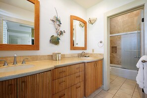 Een haardroger, handdoeken, zeep, shampoo