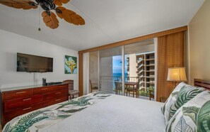 Caja fuerte, tabla de planchar con plancha, wifi y ropa de cama