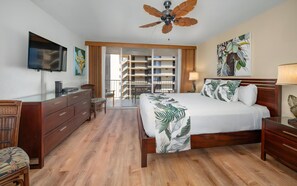 房內夾萬、熨斗/熨衫板、Wi-Fi (收費)、床單