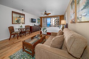 Caja de seguridad en la habitación y tabla de planchar con plancha 