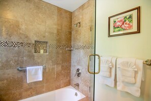 SĂšche-cheveux, serviettes fournies