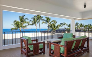 Terrace/patio - Royal Sea Cliff Kona Oceanfront 2 Bedroom 2 Bath (Kailua Kona)