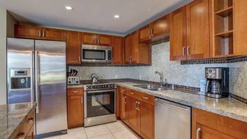 Fridge, microwave, stovetop, dishwasher