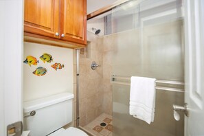 Hair dryer, towels, soap, shampoo - Royal Kahana Maui Oceanfront 1 Bedroom (Lahaina)