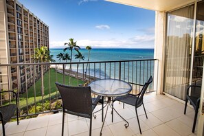 Outdoor dining - Royal Kahana Maui Oceanfront 1 Bedroom (Lahaina)