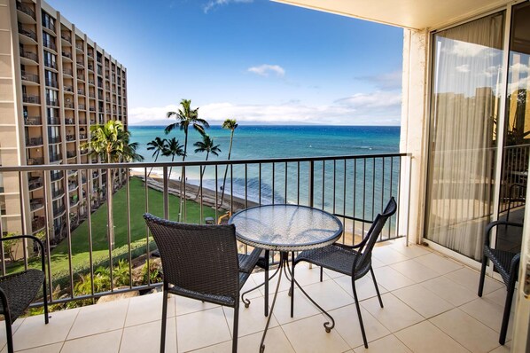 Outdoor dining - Royal Kahana Maui Oceanfront 1 Bedroom (Lahaina)