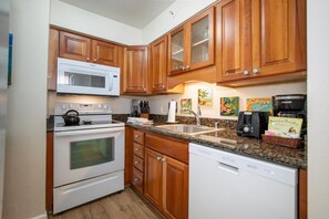 Refrigerador, horno, parrilla de estufa y lavavajillas 